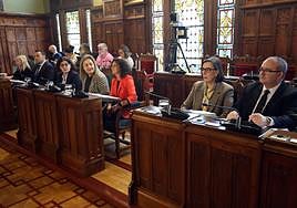 Los consejeros de Hacienda, Salud, Educación y Transición Ecológica, Industria y Desarrollo Económico, en la Junta.