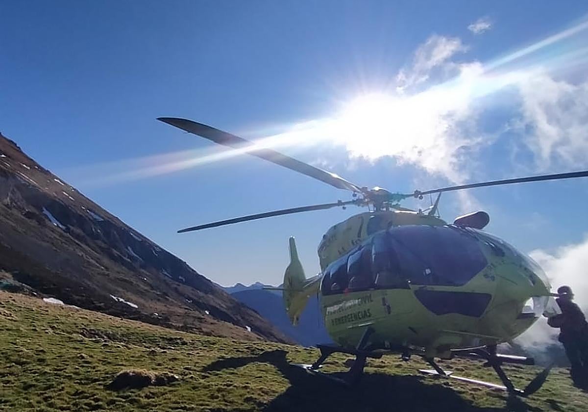 Trasladan al HUCA en helicóptero a una mujer que no pudo continuar una ruta de montaña en León