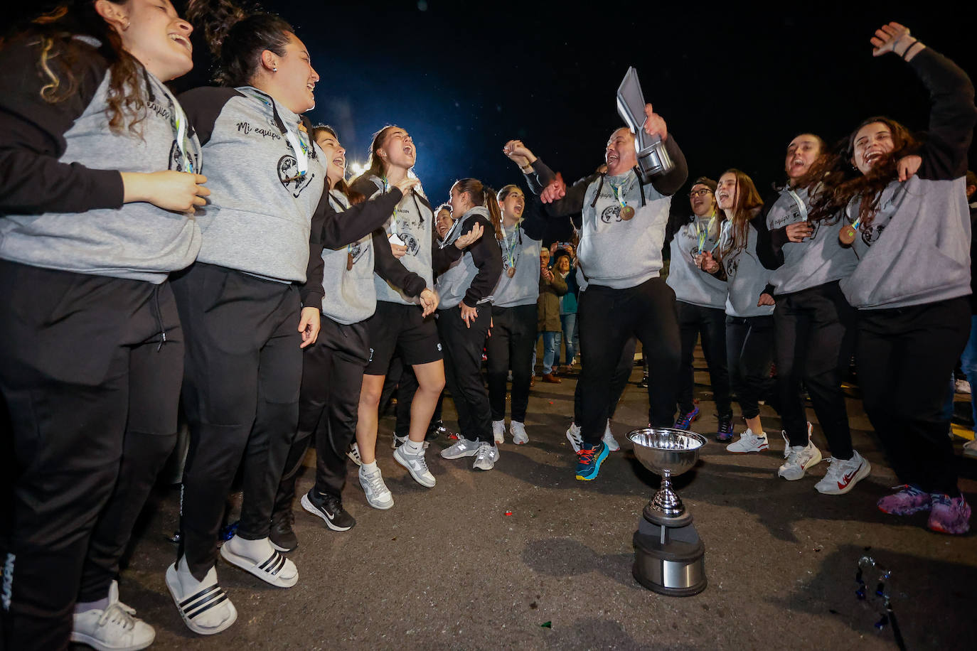 Así ha sido el recibimiento de Gijón a las campeonas del Telecable Hockey