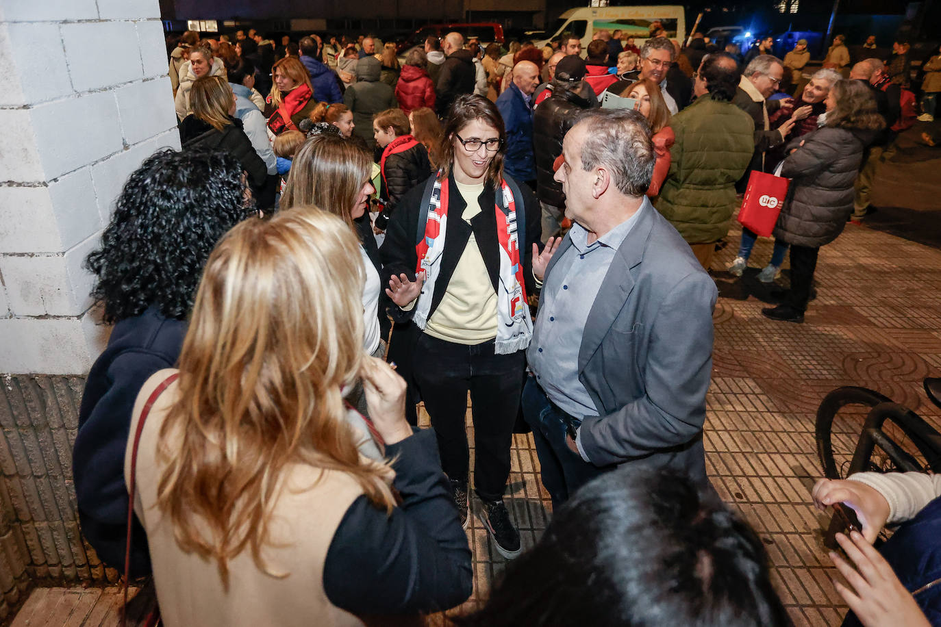 Así ha sido el recibimiento de Gijón a las campeonas del Telecable Hockey