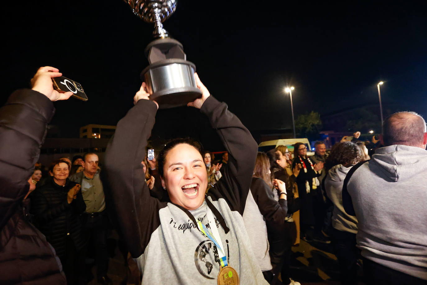 Así ha sido el recibimiento de Gijón a las campeonas del Telecable Hockey