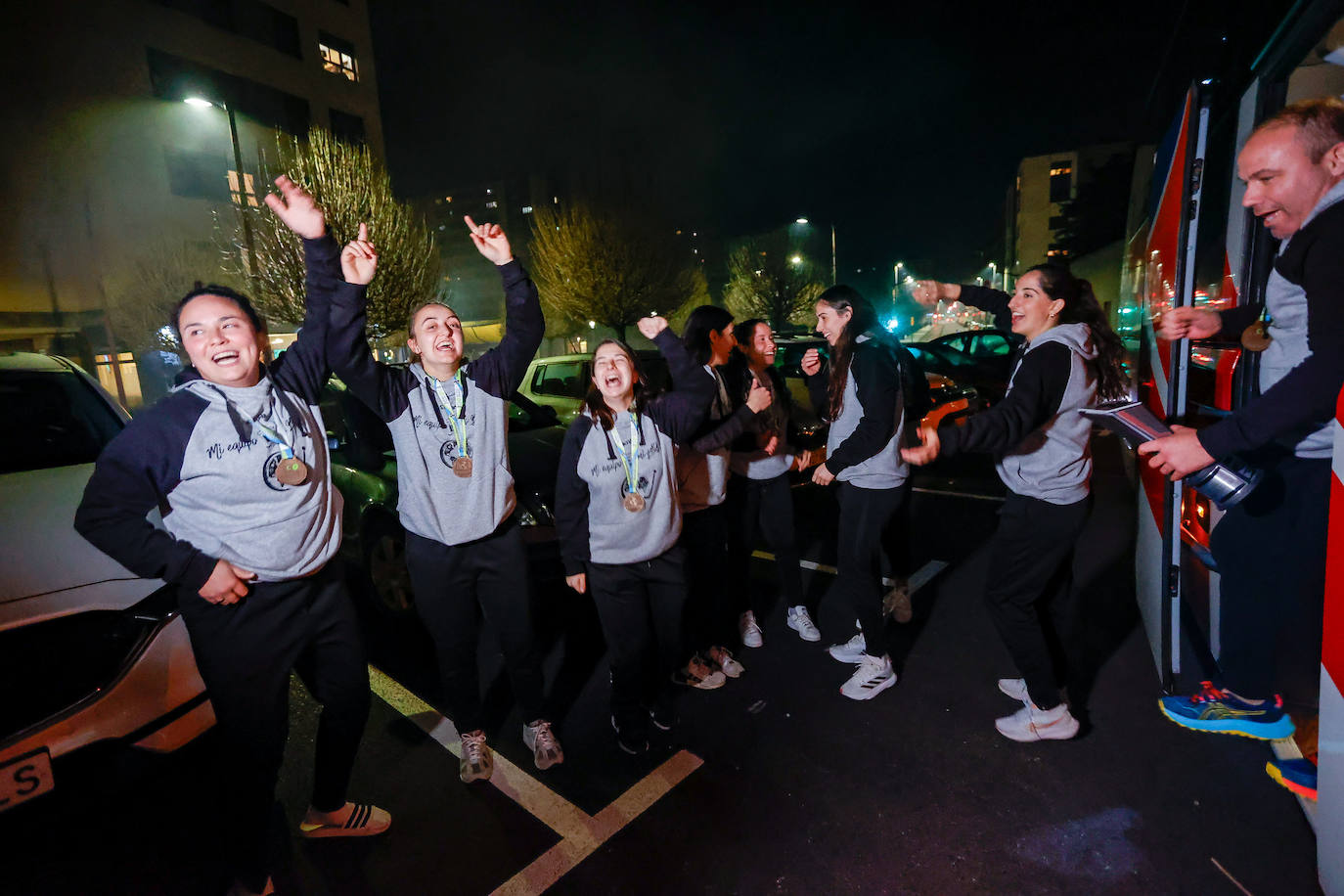 Así ha sido el recibimiento de Gijón a las campeonas del Telecable Hockey