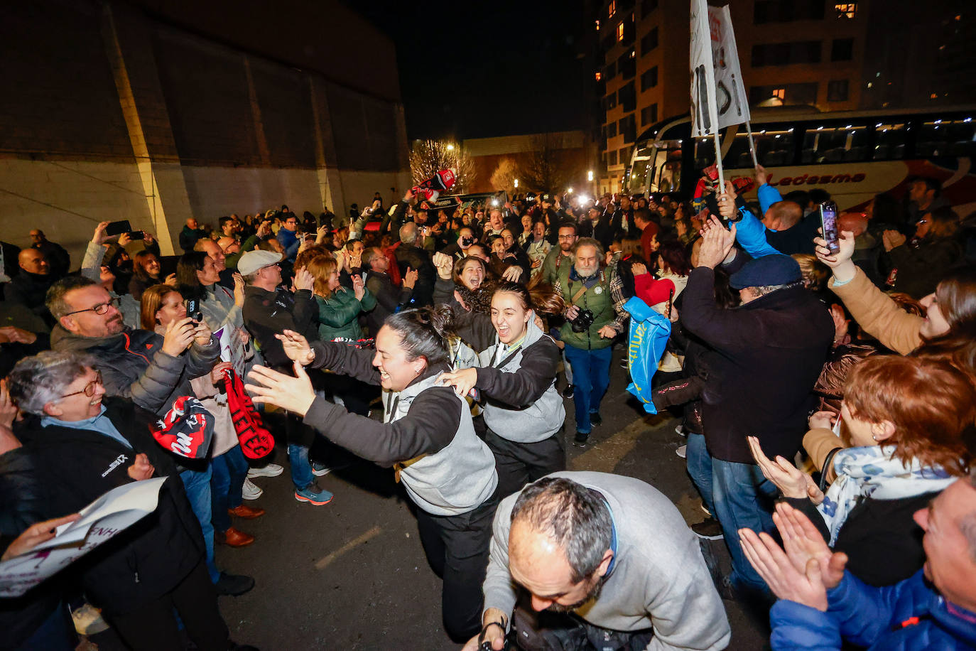 Así ha sido el recibimiento de Gijón a las campeonas del Telecable Hockey