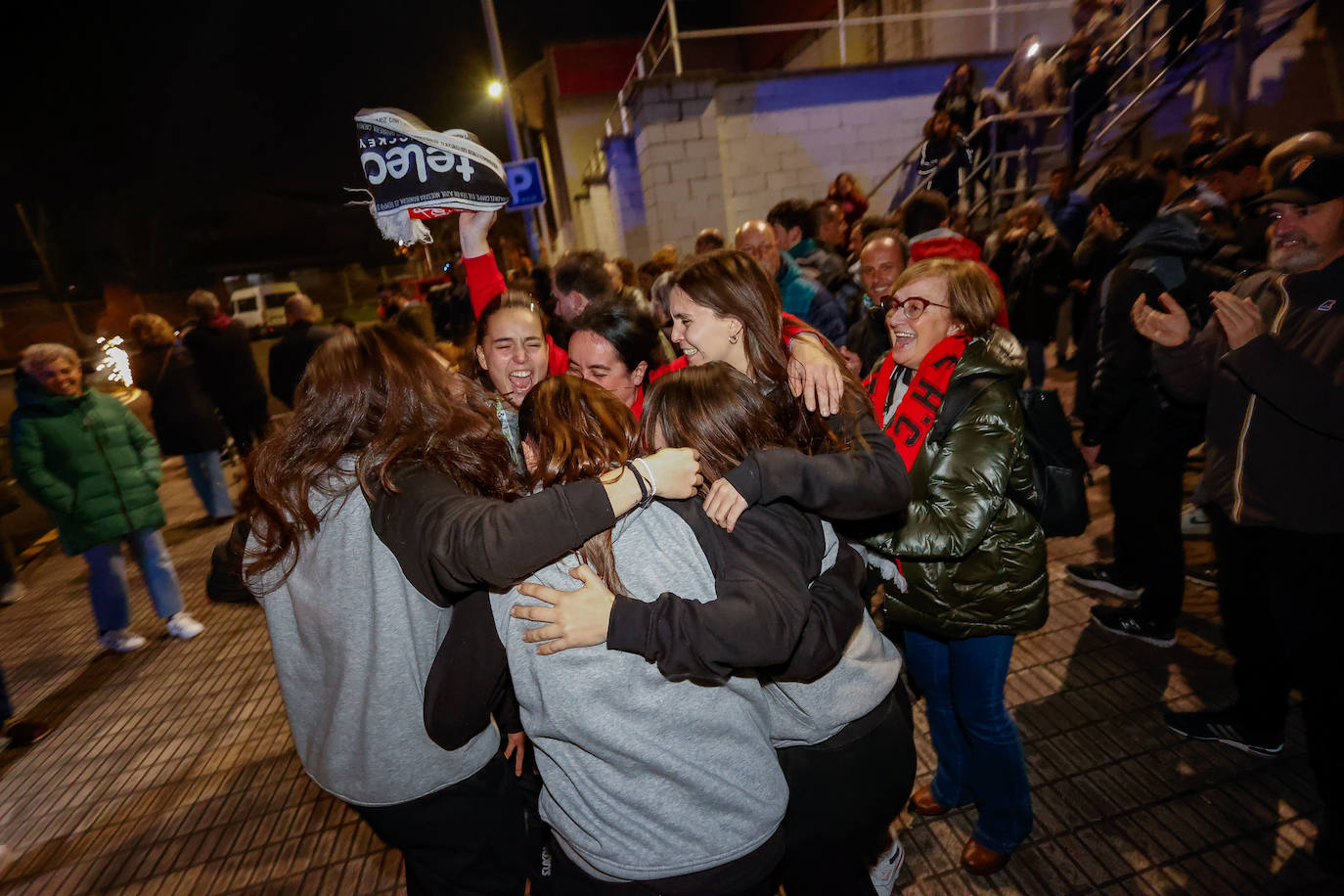 Así ha sido el recibimiento de Gijón a las campeonas del Telecable Hockey