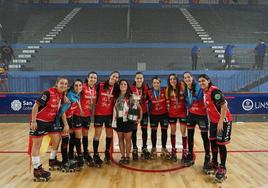 Las jugadoras del Telcable, con la copa.