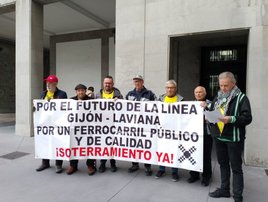 Protesta, ayer, ante la sede de la Delegación del Gobierno en Asturias, en Oviedo.