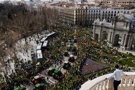 Miles de agricultores y numerosísimos tractores venidos de toda España tomaron el centro de Madrid, entre la Puerta de Alcalá y el ministerio.