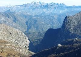 LLegando a la cumbre del Campigüeños, mirando hacia los Picos de Europa y la foz de la escalada