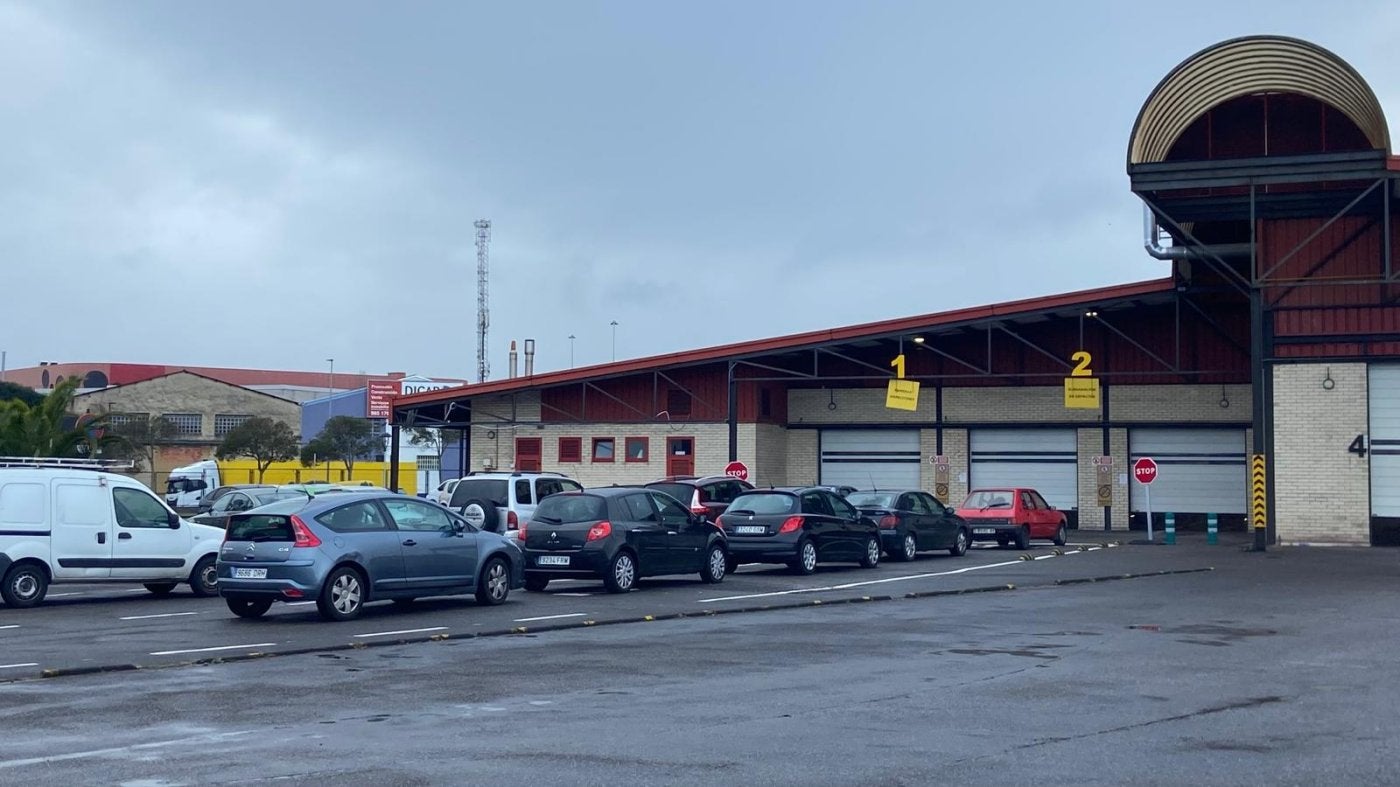 Colas de usuarios, ayer, a las tres y media de la tarde, en la estación de ITV de Tremañes, en Gijón.