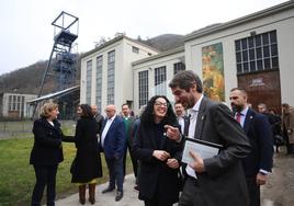 El ministro de Cultura, Ernest Urtasun, conversa animadamente con la titular regional del área, Vanessa Gutiérrez, en el pozo Santa Bárbara.