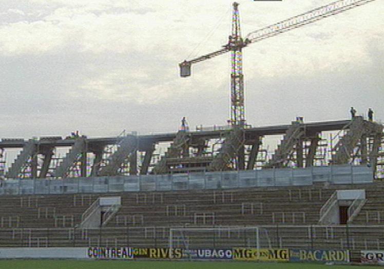 Obras de ampliación de El Molinón. Fotograma de la película de José Luis Garci 'Volver a emplezar'