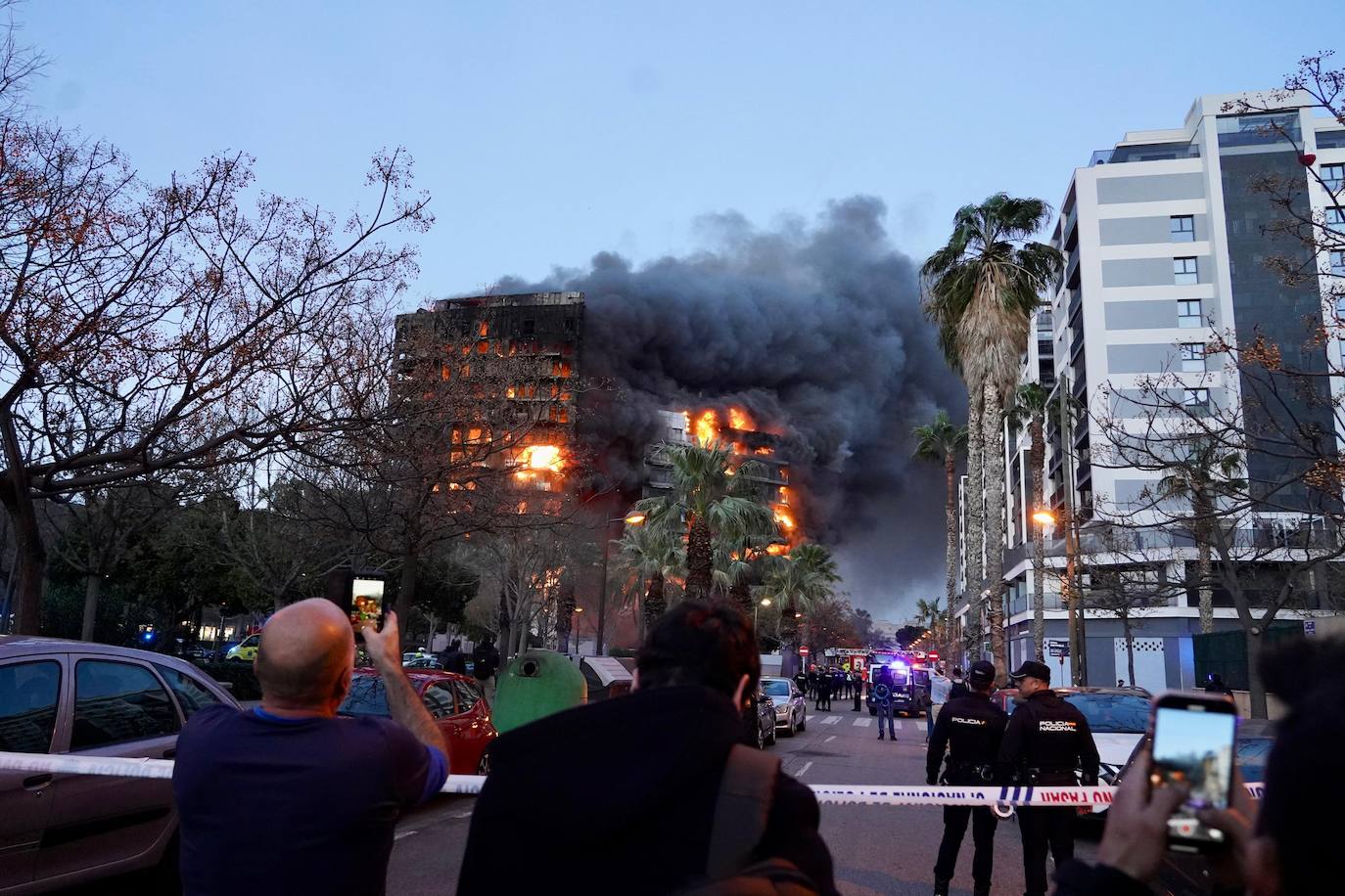 Terrorífico incendio en un edificio de Valencia: las imágenes del fuego