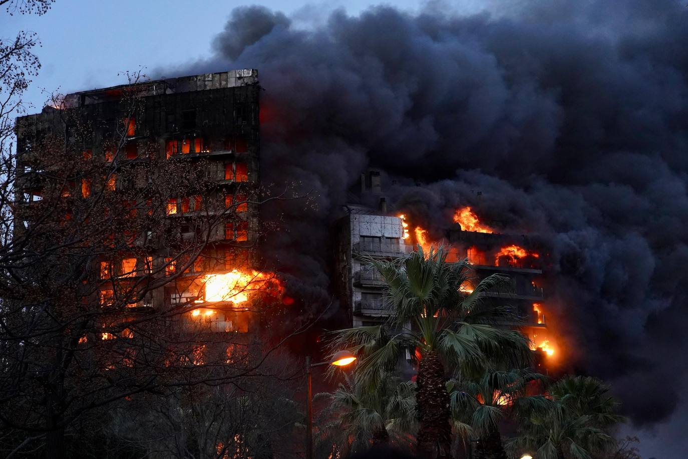Terrorífico incendio en un edificio de Valencia: las imágenes del fuego