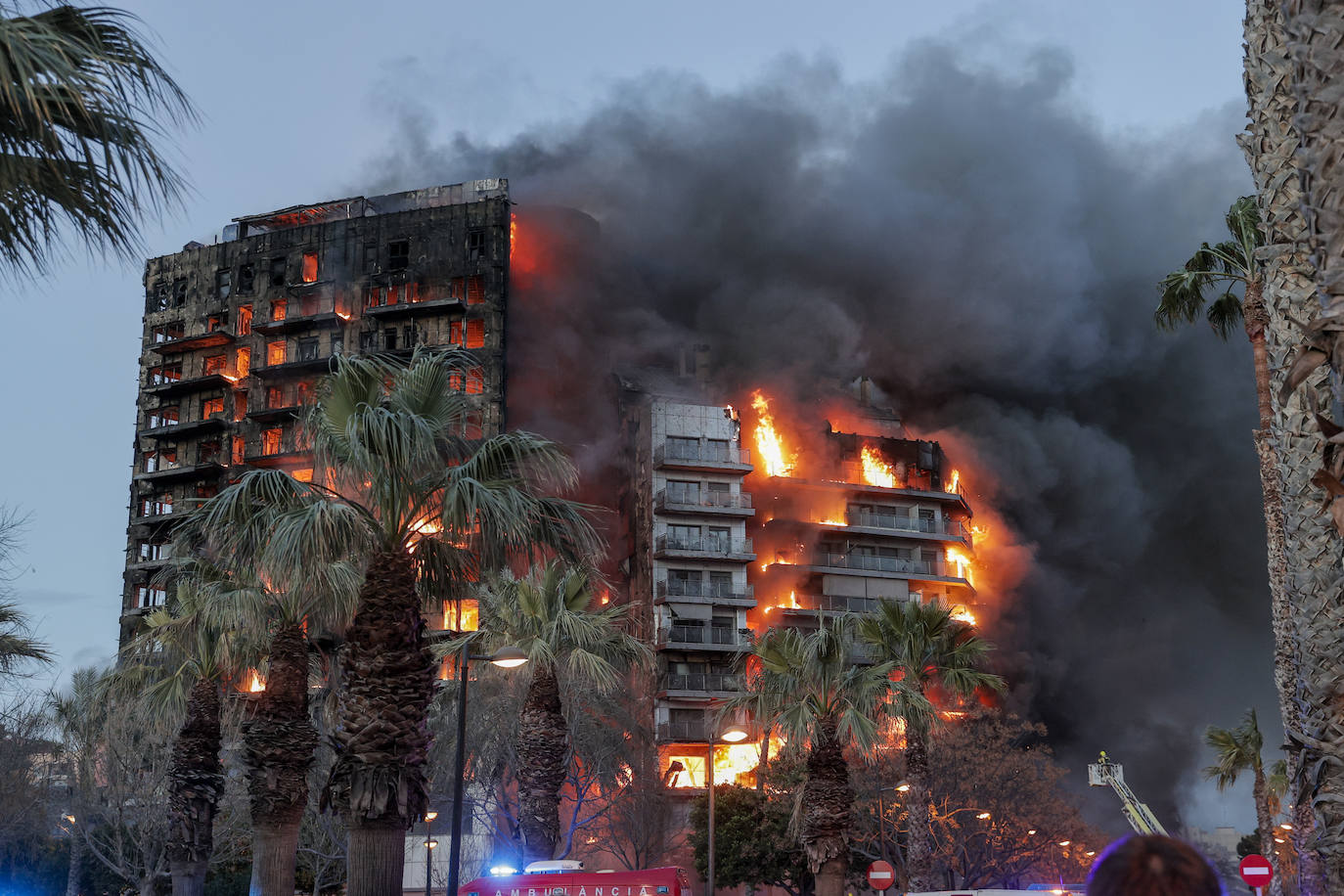 Terrorífico incendio en un edificio de Valencia: las imágenes del fuego
