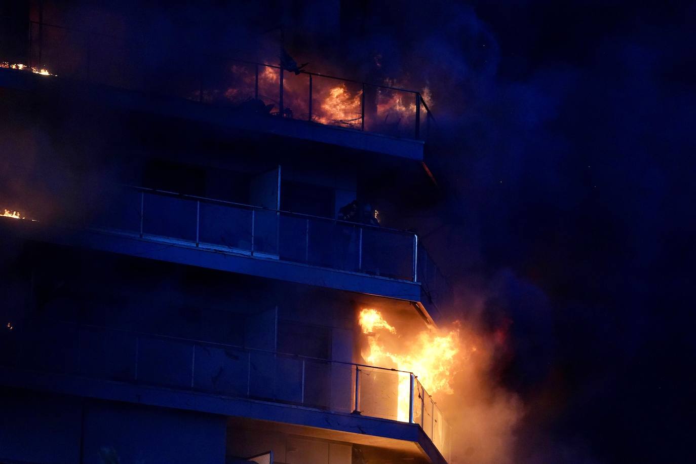 Terrorífico incendio en un edificio de Valencia: las imágenes del fuego