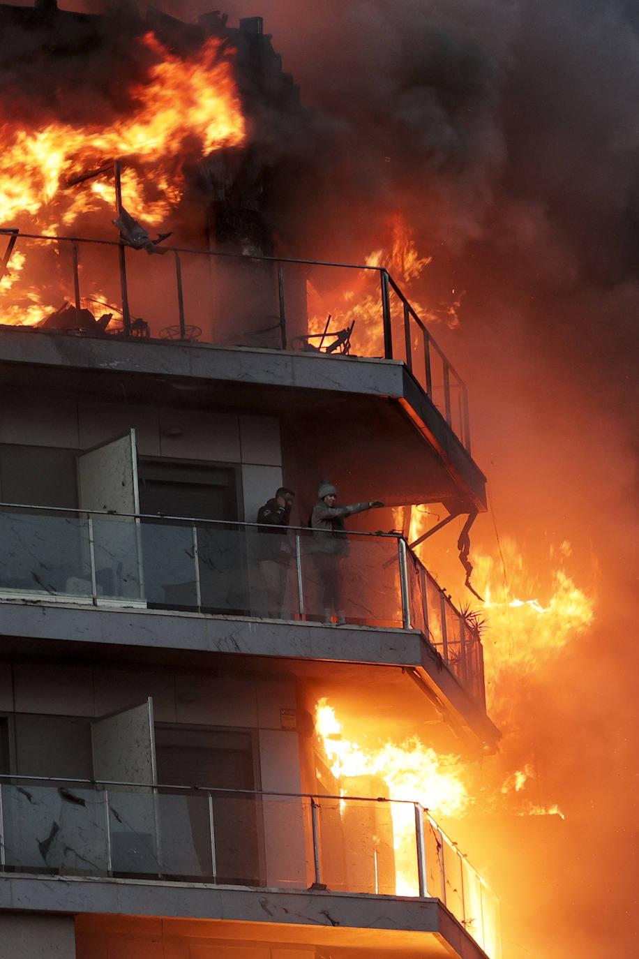 Terrorífico incendio en un edificio de Valencia: las imágenes del fuego
