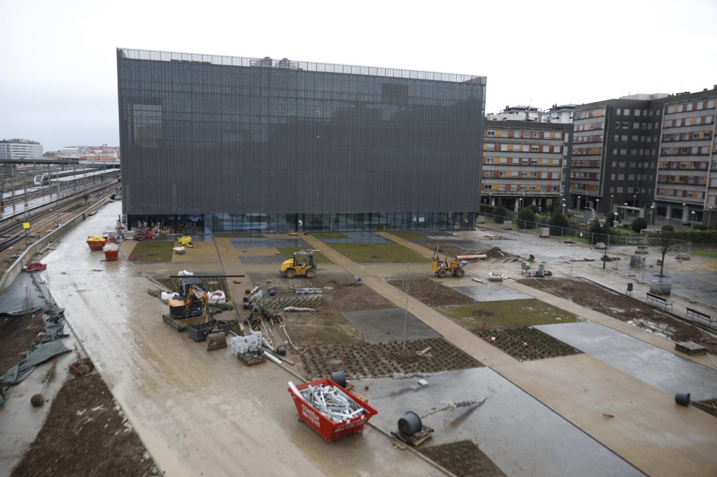 Los trabajos en la gran plaza frente a la nueva jefatura de la Policía Local ya están prácticamente completados.