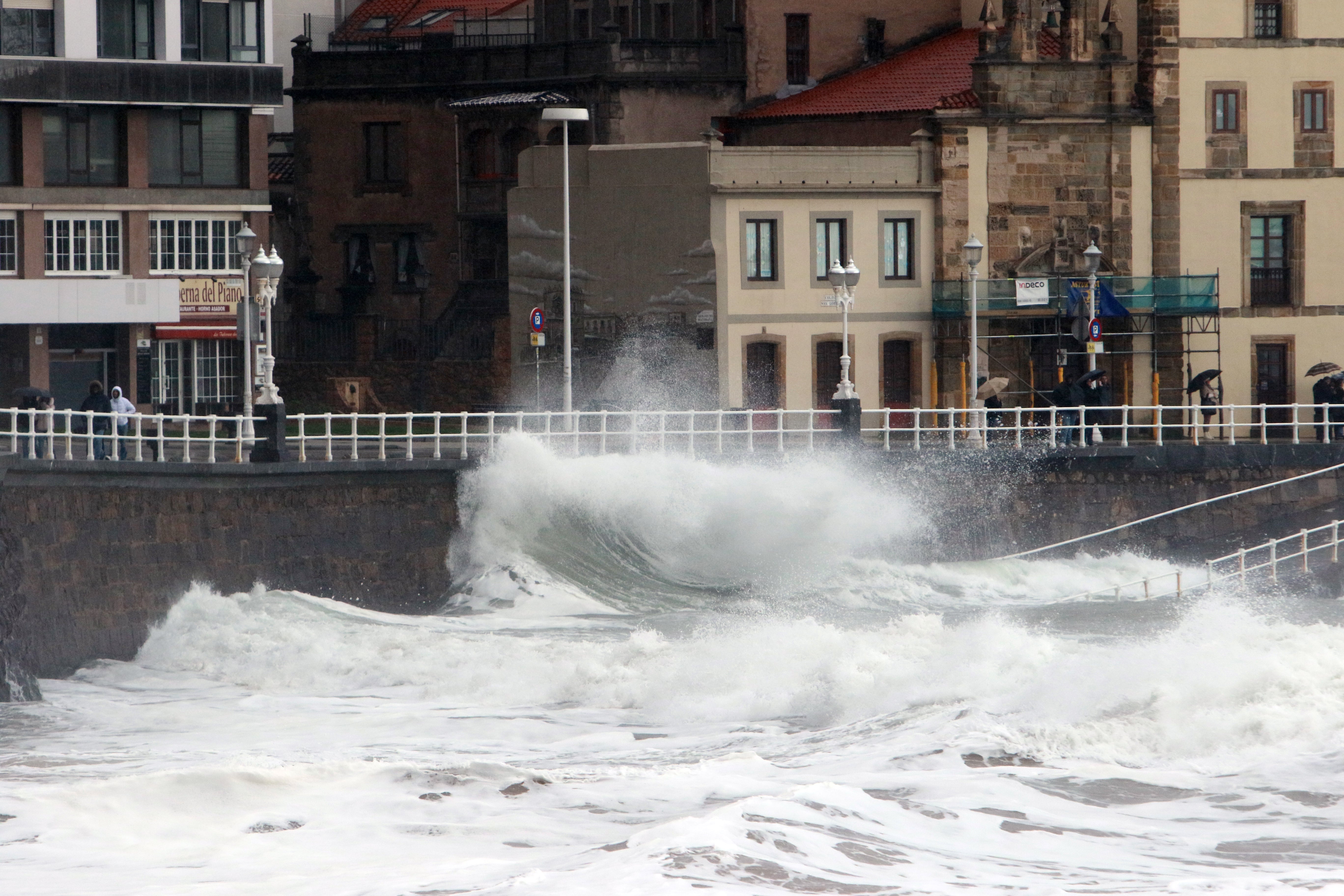 Las imágenes del fuerte oleaje en Gijón