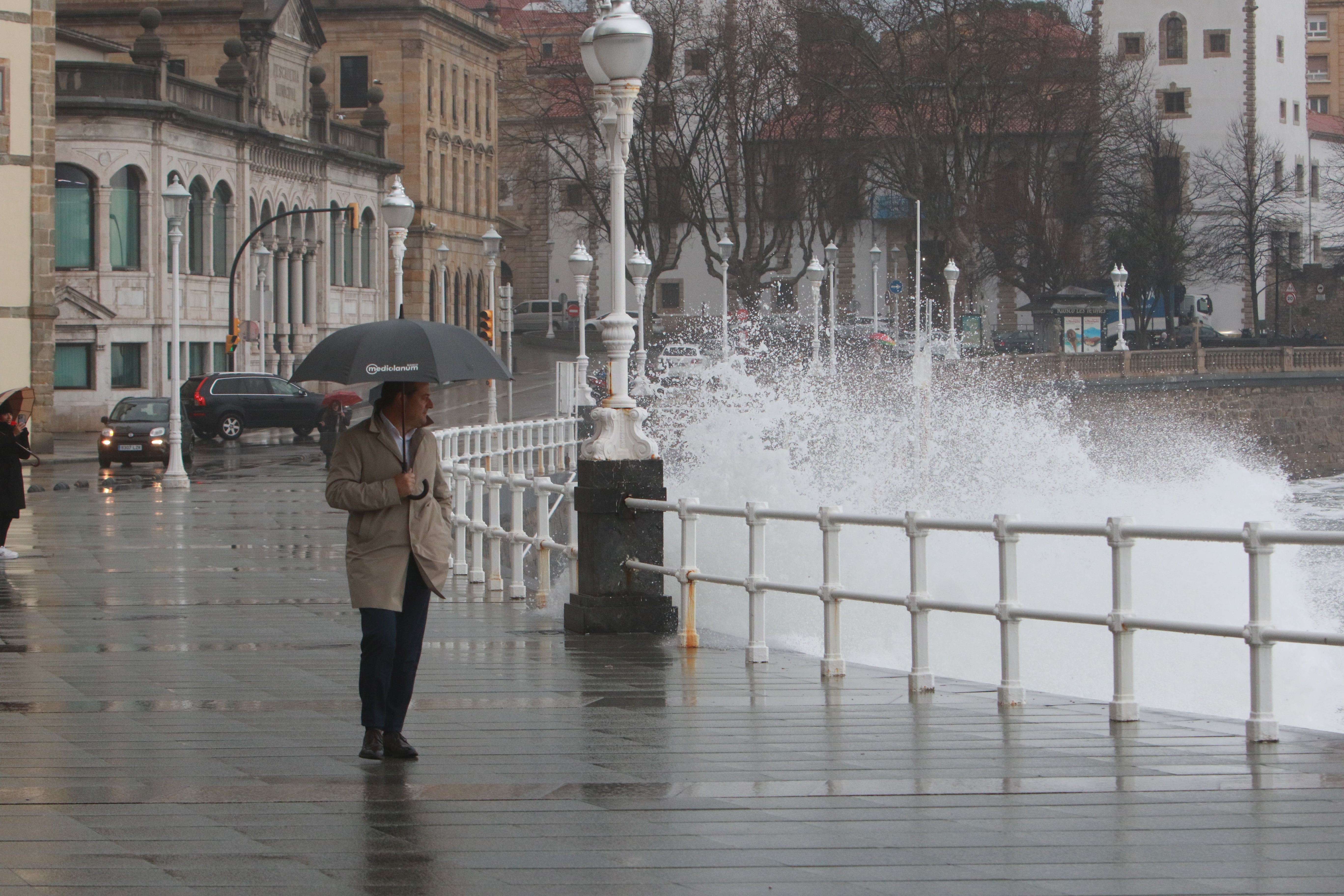 Las imágenes del fuerte oleaje en Gijón