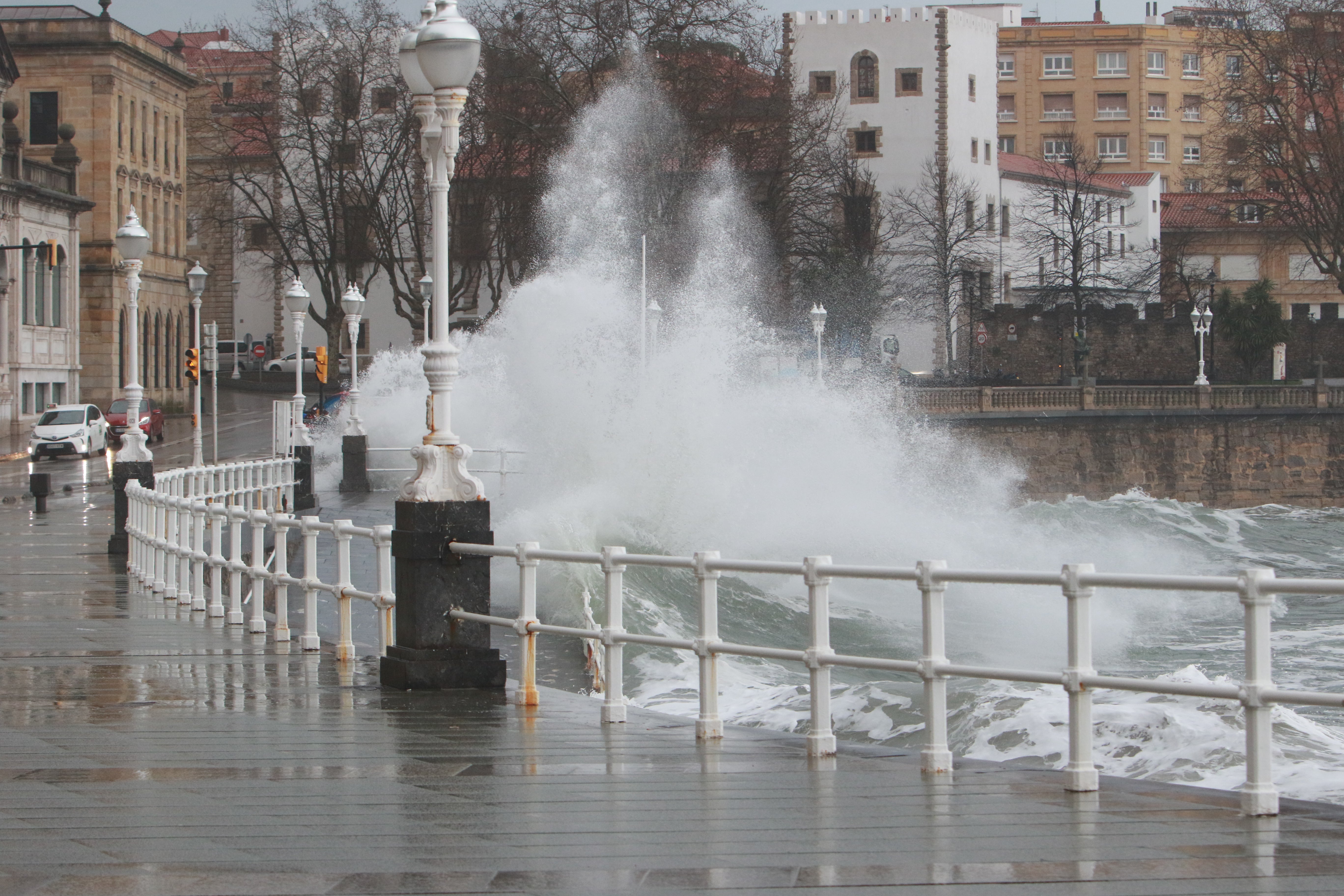 Las imágenes del fuerte oleaje en Gijón