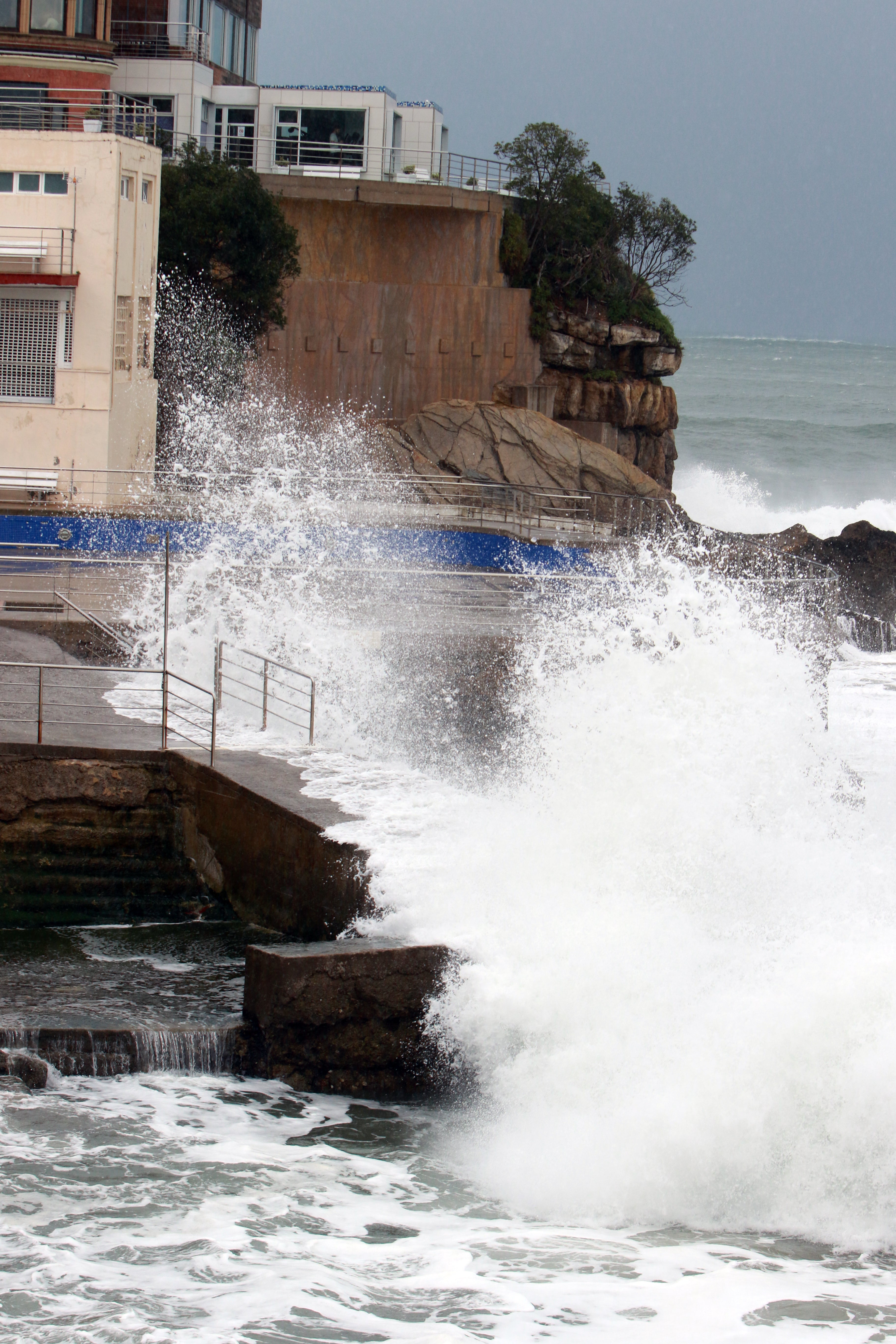 Las imágenes del fuerte oleaje en Gijón