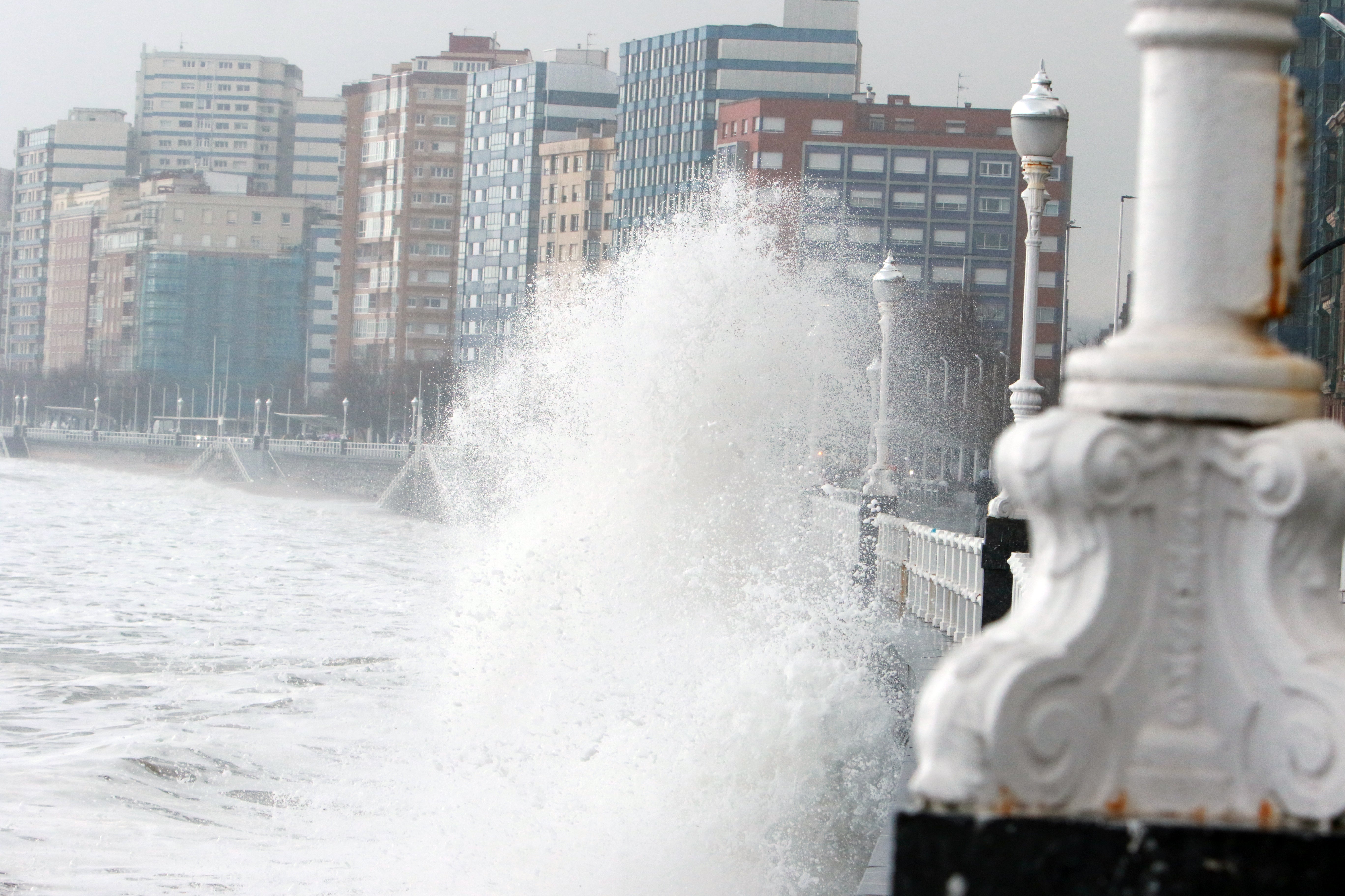 Las imágenes del fuerte oleaje en Gijón