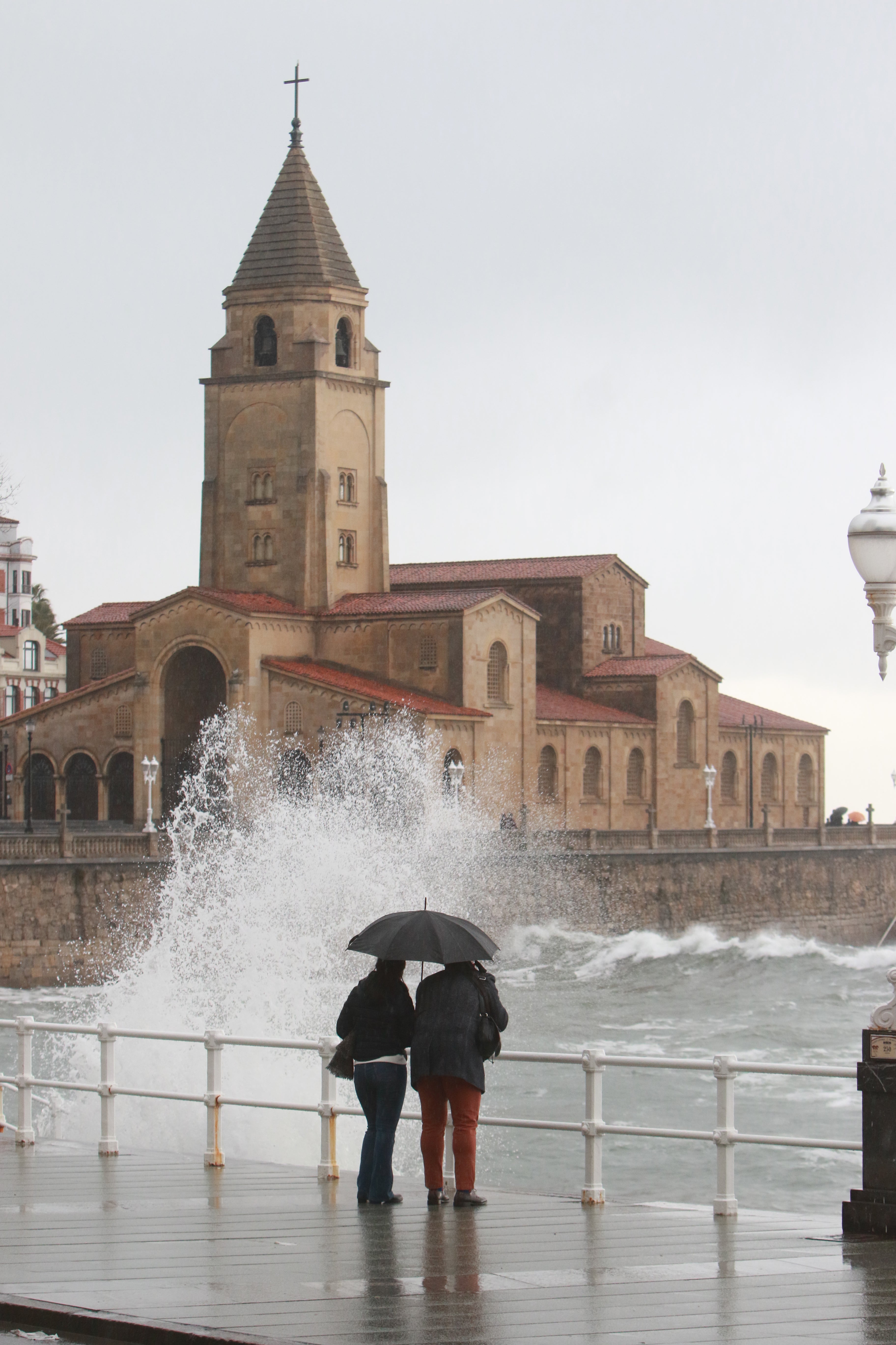 Las imágenes del fuerte oleaje en Gijón