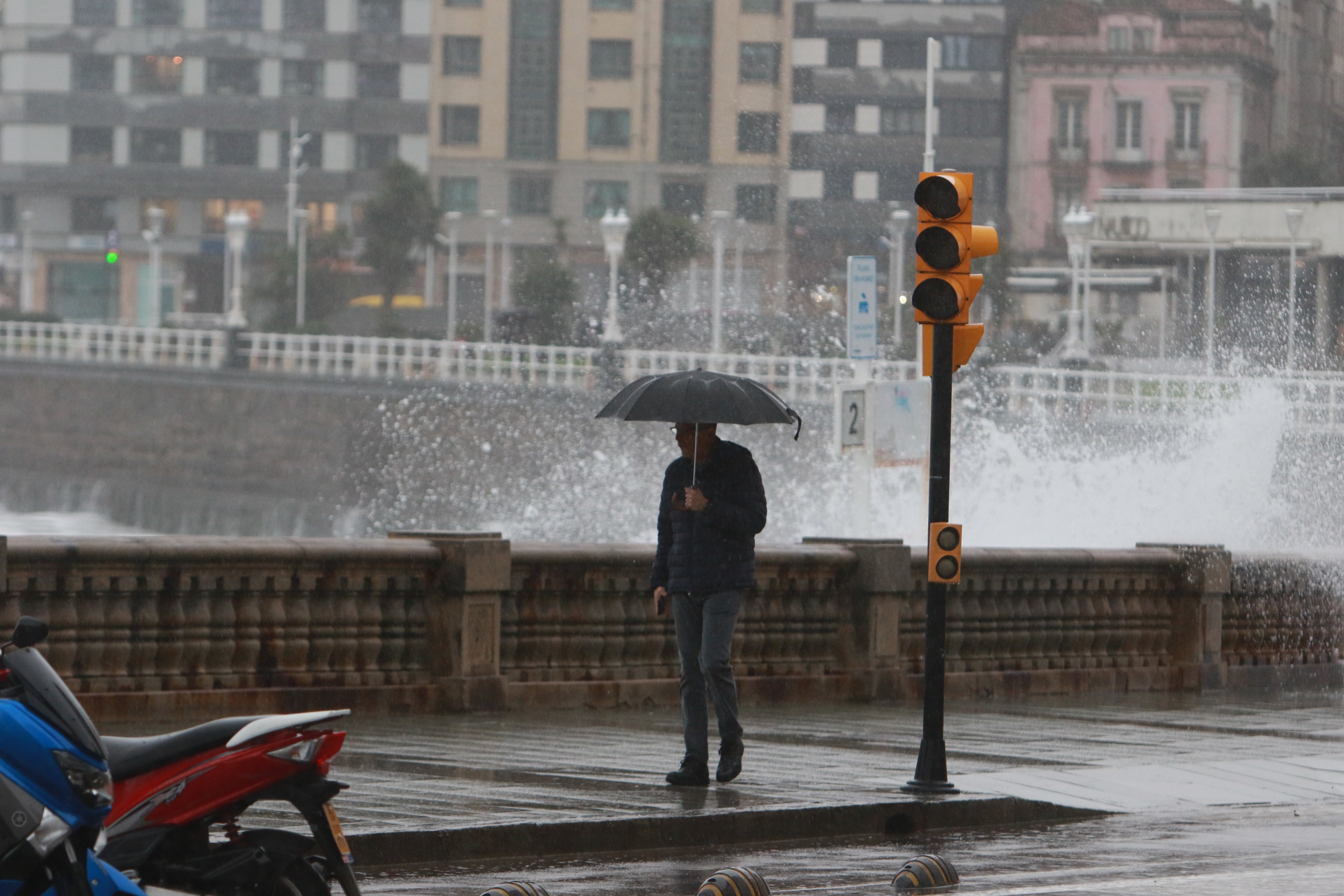 Las imágenes del fuerte oleaje en Gijón