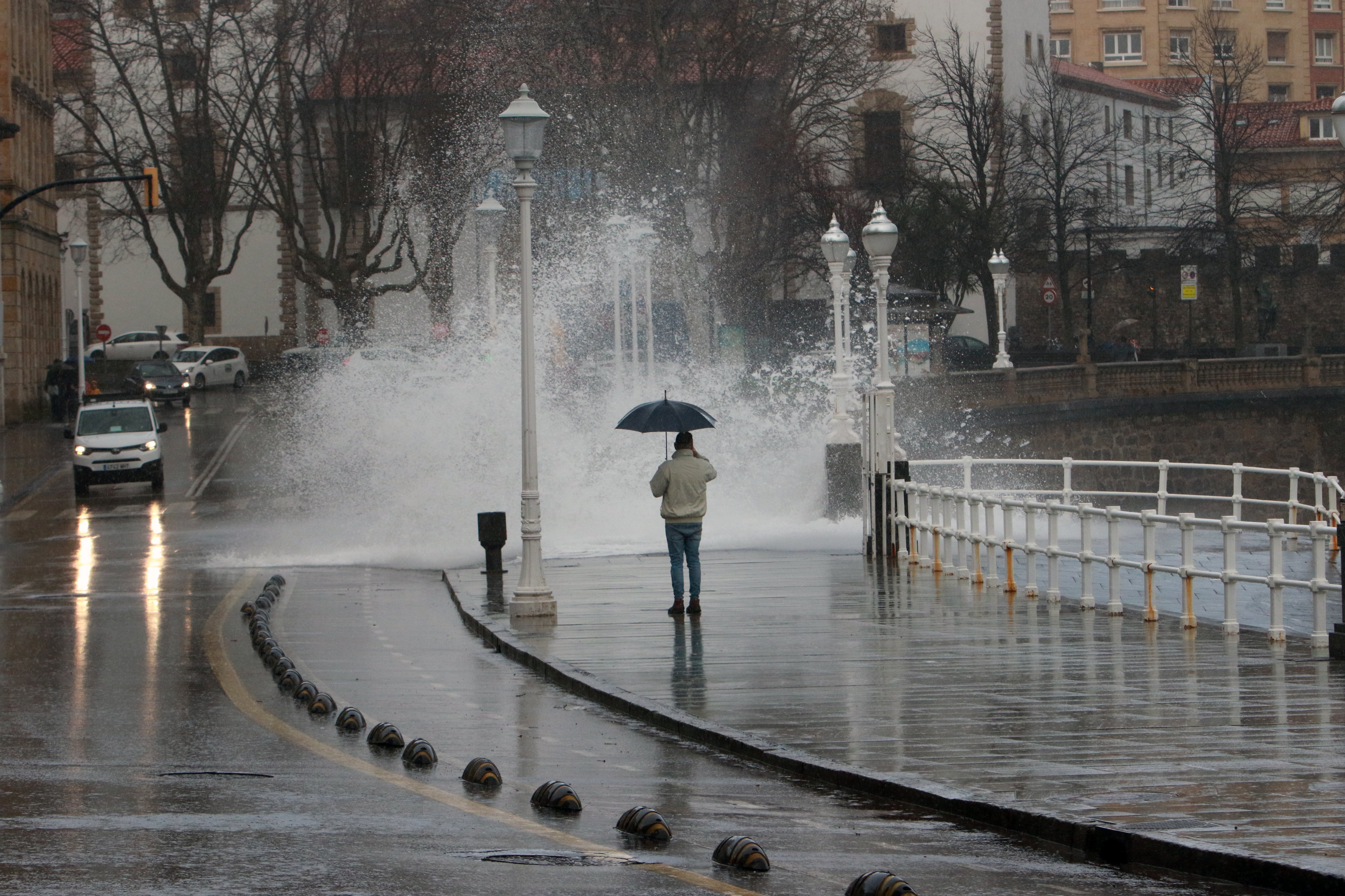 Las imágenes del fuerte oleaje en Gijón