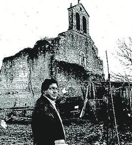 Cabranes señala la iglesia.