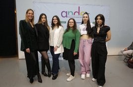 Las seis diseñadoras concursantes. La segunda a la izquierda, la ganadora.