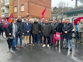 Los dirigentes de Foro y de Unión del Pueblo Leonés, en la mañana de este sábado, ante la estación de ferrocarril de Pola de Lena.