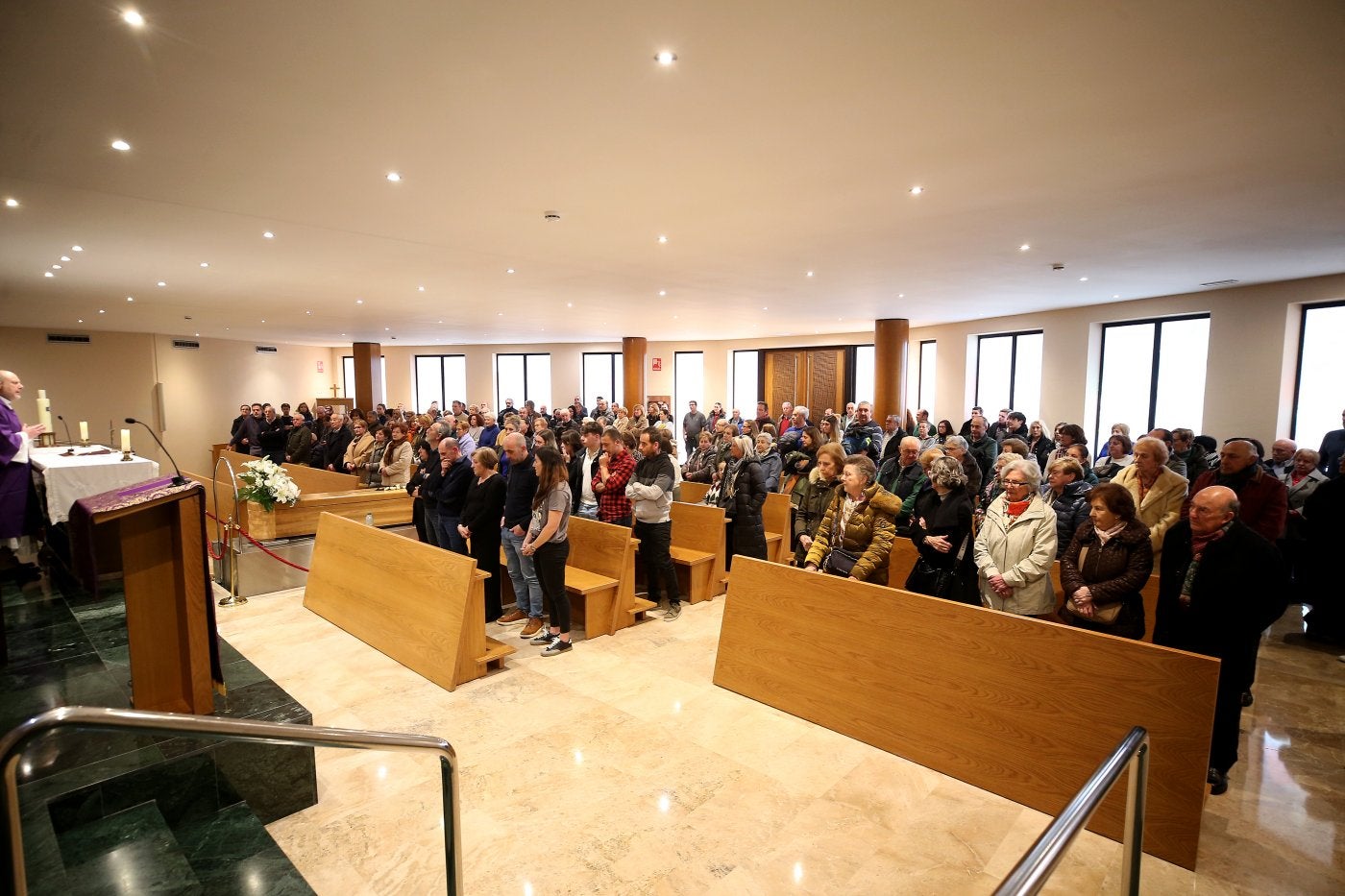 La capilla de El Salvador, abarrotada durante el funeral.