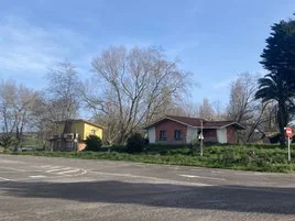 Dos casas abandonadas en la ciudad de vacaciones de Perlora.