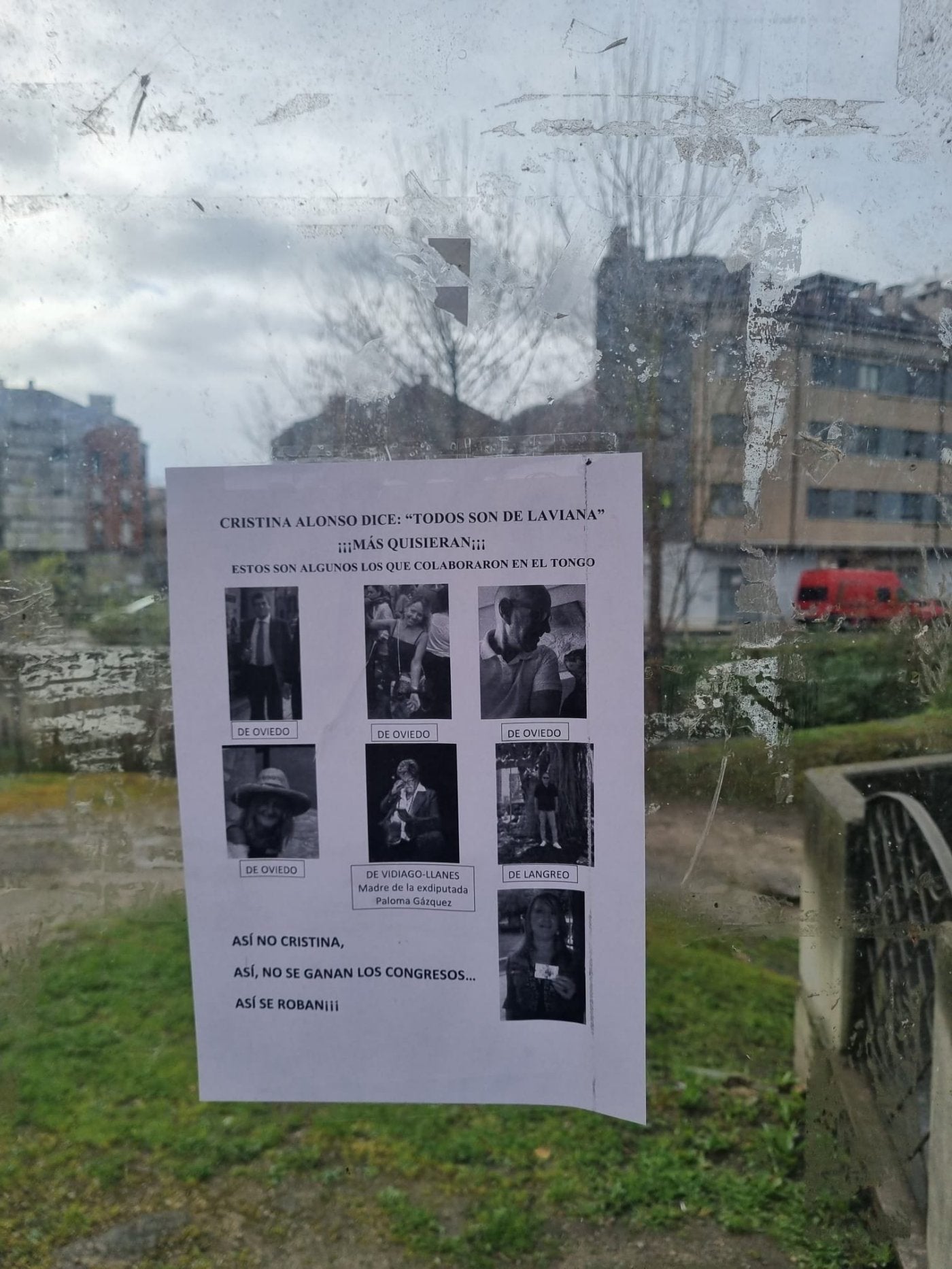 Laviana amaneció empapelada con fotografías en referencia a presuntos falsos afiliados.