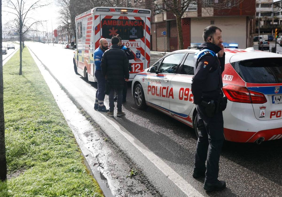 Policía Local y una ambulancia, en el lugar del atropello, en La Calzada.