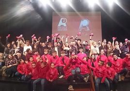 Foto de familia de los ganadores de los premios, incluidos los críos de la banda de gaitas Magüeta, de Gijón.