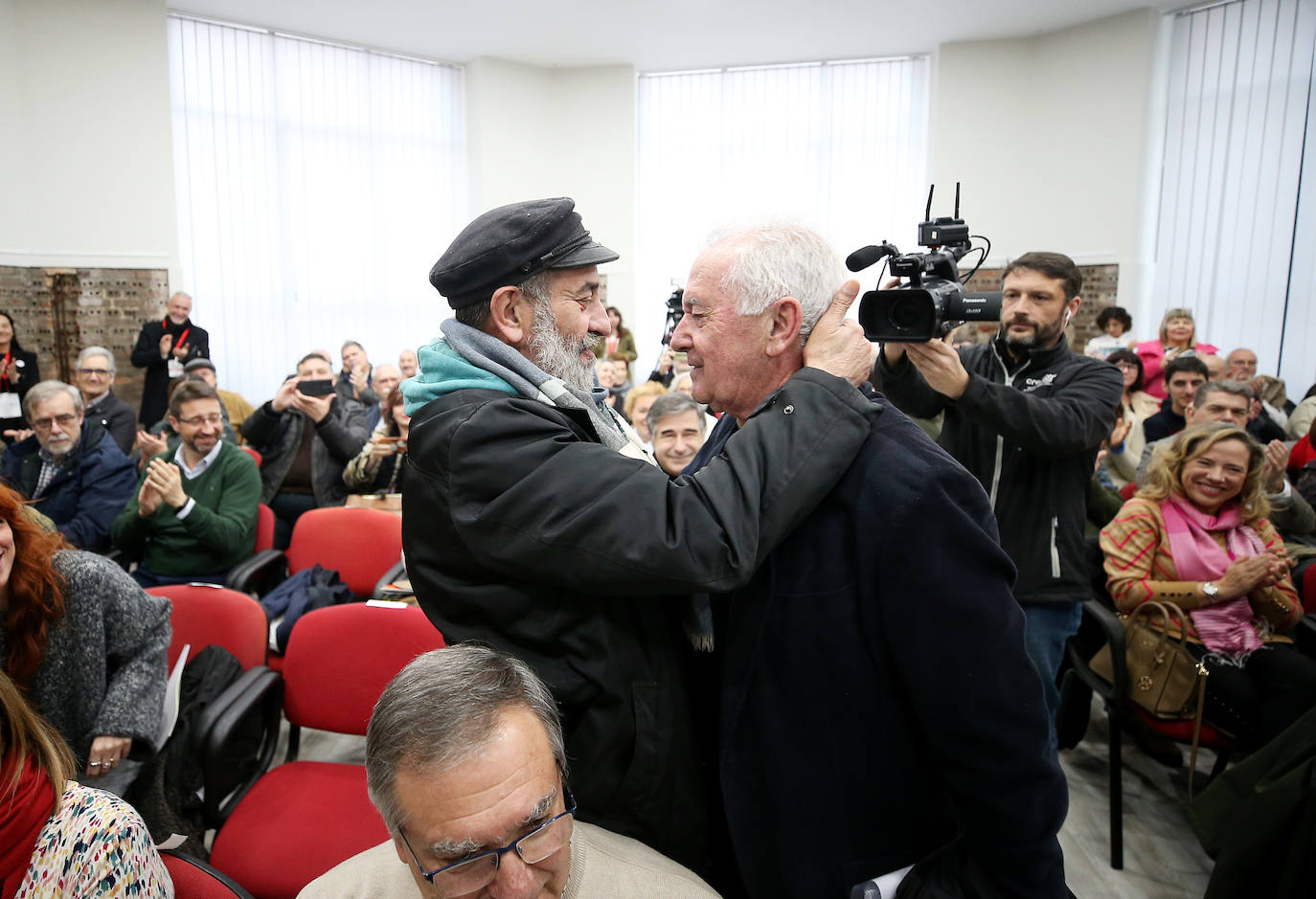 Víctor Manuel recibe en Mieres el Premio Espacio 1910