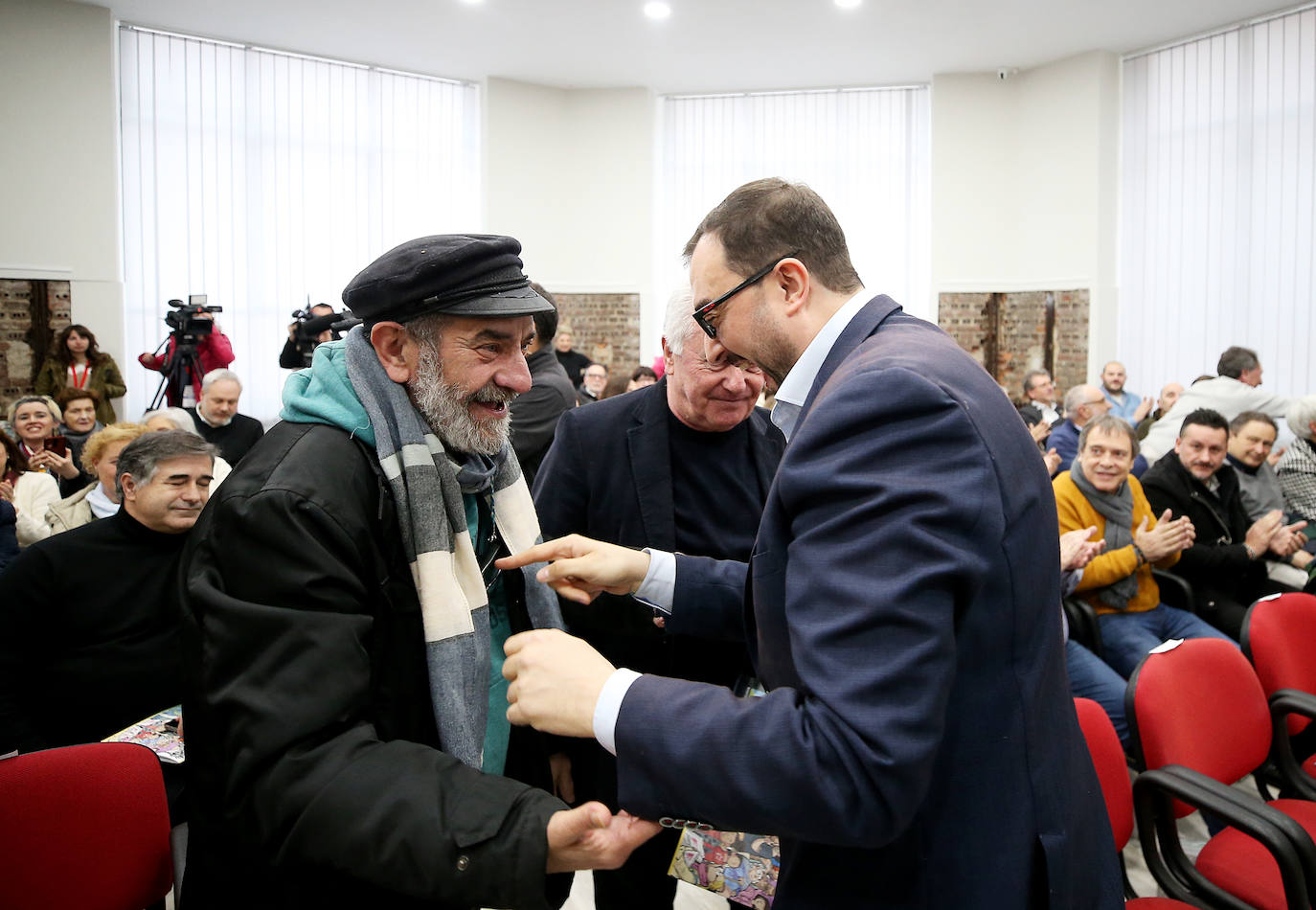 Víctor Manuel recibe en Mieres el Premio Espacio 1910