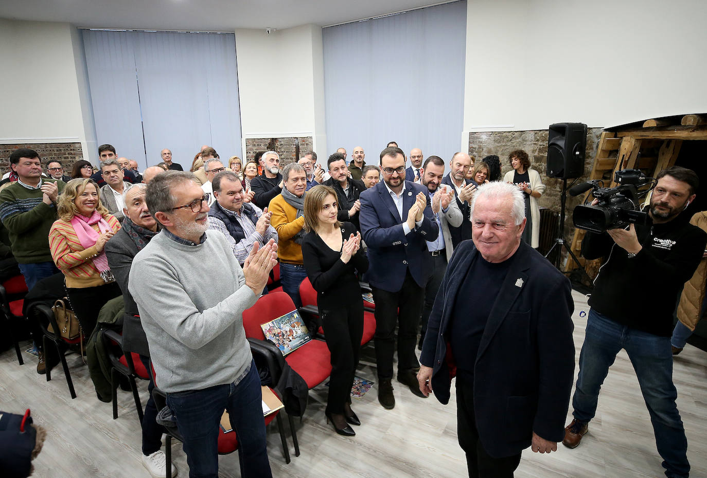 Víctor Manuel recibe en Mieres el Premio Espacio 1910