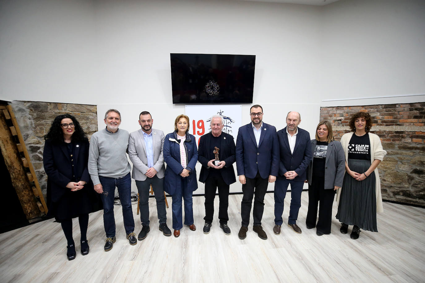 Víctor Manuel recibe en Mieres el Premio Espacio 1910