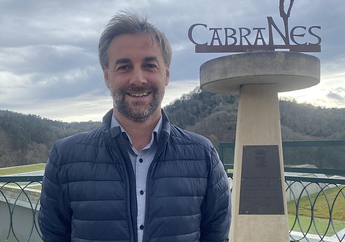 Gerardo Fabián, junto al cartel de Cabranes.
