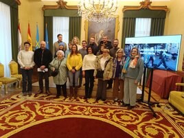 Varios de los comerciantes participantes en 'Gijón de compras' asistieron a la presentación en el Ayuntamiento.