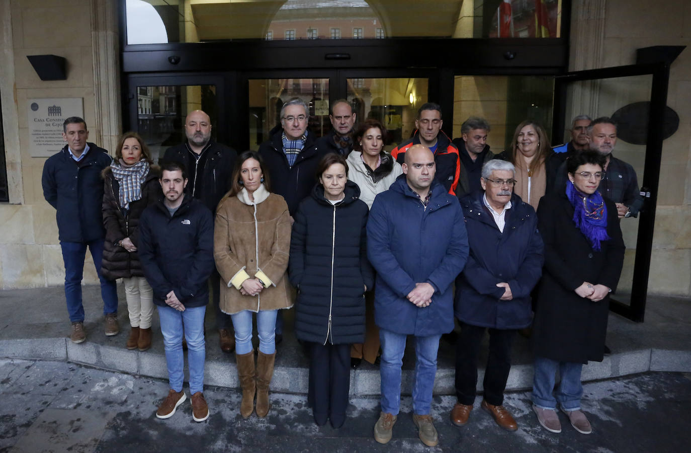 La corporación de Gijón guarda un minuto de silencio por las víctimas del incendio de Valencia.