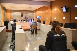 El acusado, sentado frente al tribunal, escucha la lectura de la sentencia.