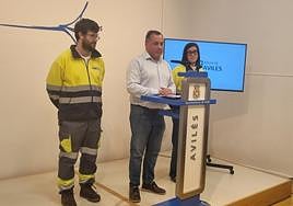 Guillermo Noriega, jefe de la estación de La Lleda; Pelayo García, edil de Medio Ambiente; y Elena Losada, directora técnica de Aguas de Avilés.