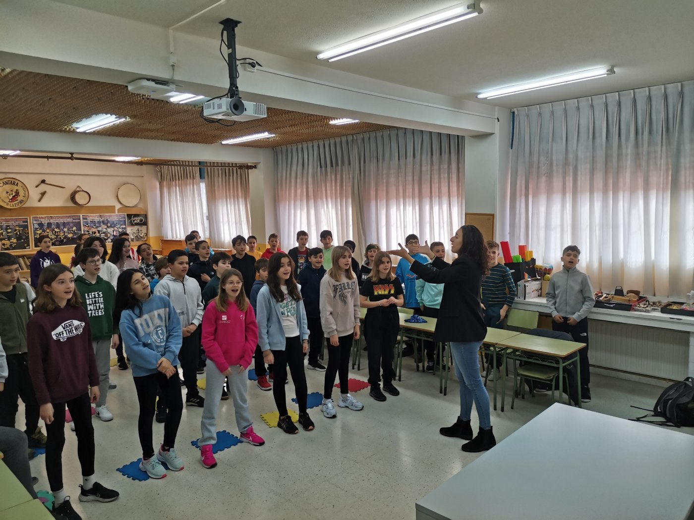 Alumnos del Lorenzo Novo Mier practican ejercicios vocales durante uno de los talleres de zarzuela.