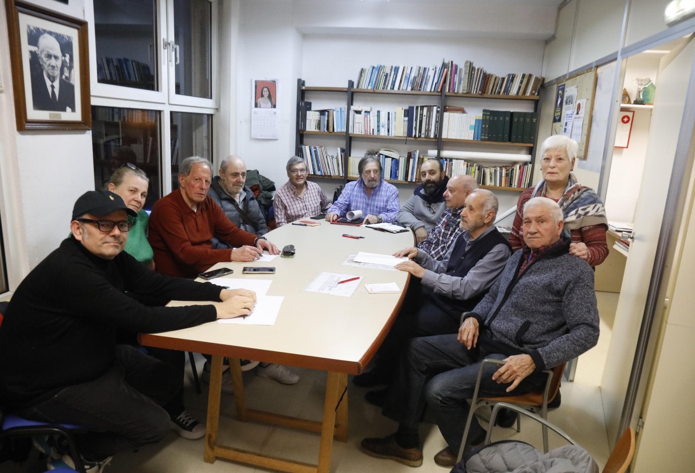 Vecinos de la zona oeste reunidos por la contaminación, antes de un encuentro con el PSOE.