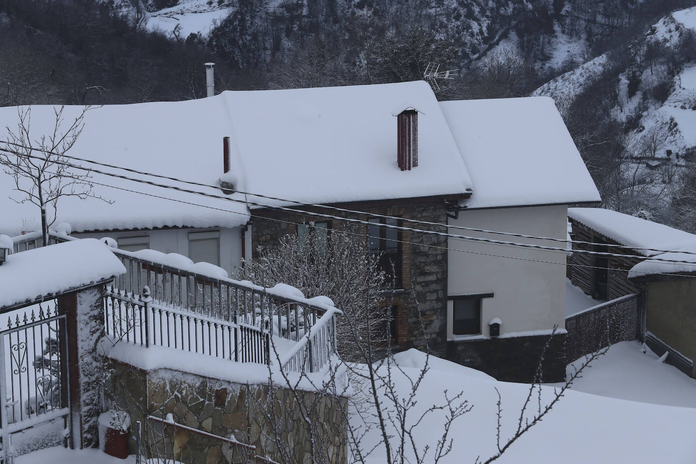 &#039;Mónica&#039; cubre de nieve Pajares
