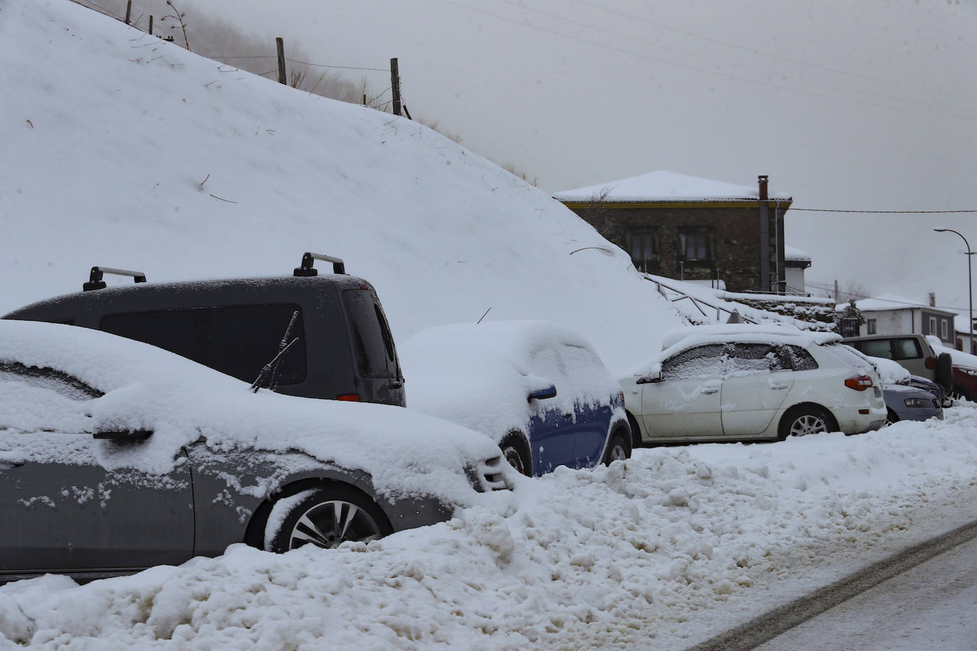 &#039;Mónica&#039; cubre de nieve Pajares